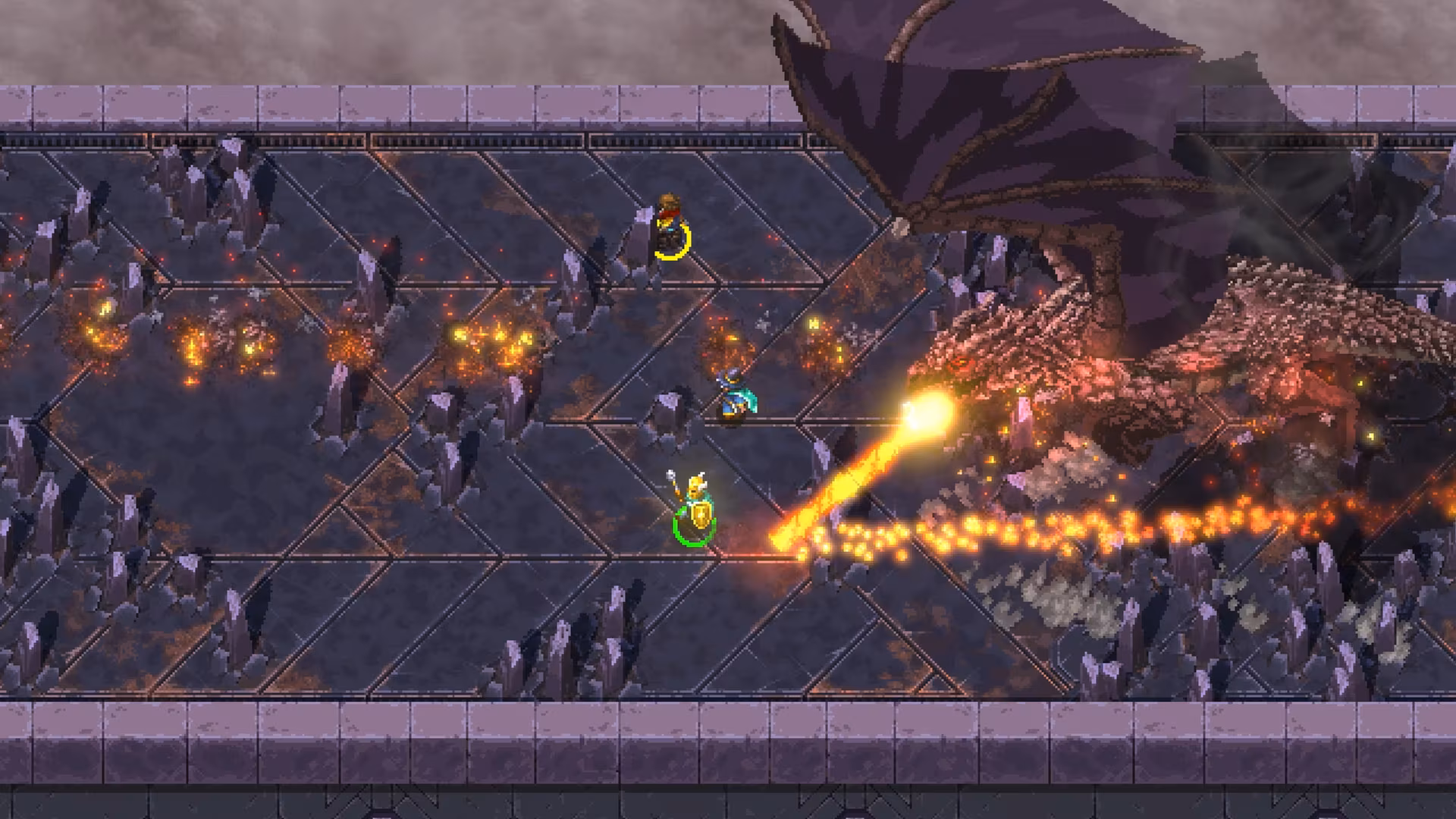 Visão isométrica do jogo Hammerwatch II, mostrando um dragão massivo a cuspir fogo sobre três personagens jogáveis em um campo de batalha de pedra delimitado por paredes.