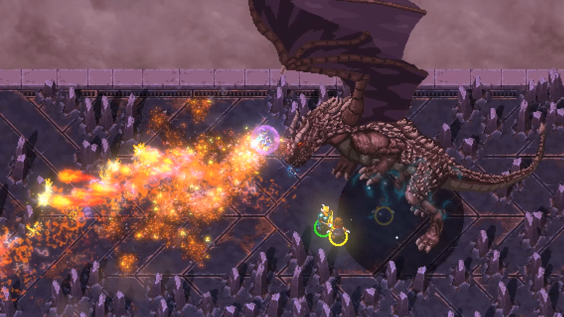 Captura de tela do jogo Hammerwatch II mostrando um dragão de textura escamosa, com asas escuras e olhos vermelhos brilhantes, a soltar uma torrente de fogo numa personagem controlada pelo jogador, numa zona rochosa.