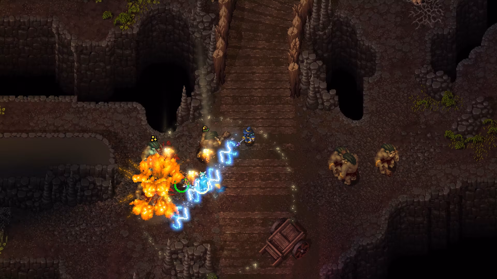 Captura de tela do jogo Hammerwatch II mostrando uma perspectiva isométrica de combate, onde um personagem conjura raios azuis contra inimigos, incluindo uma explosão alaranjada, em um ambiente de caverna com uma ponte rochosa.