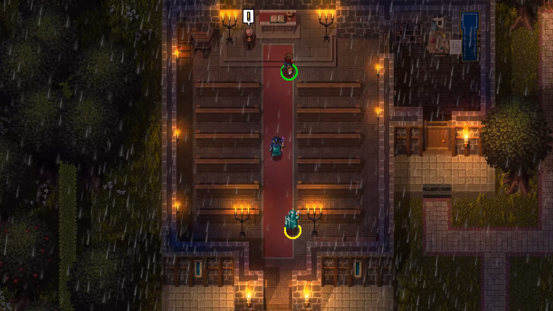 Captura de tela isométrica do jogo Hammerwatch II, mostrando uma igreja com um tapete vermelho no corredor central, bancos de madeira, e velas acesas nas paredes; três personagens pixelizados estão presentes, um interagindo com um NPC atrás de um altar, sob chuva.