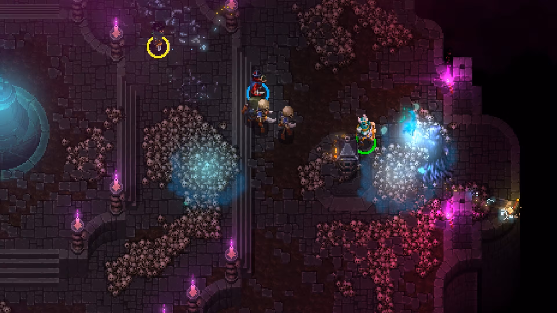 Visão aérea de um ambiente digital de masmorra em Hammerwatch II, com um jogador circulado em verde interagindo com um altar e uma entidade azul espectral, enquanto outro jogador e esqueletos estão presentes.