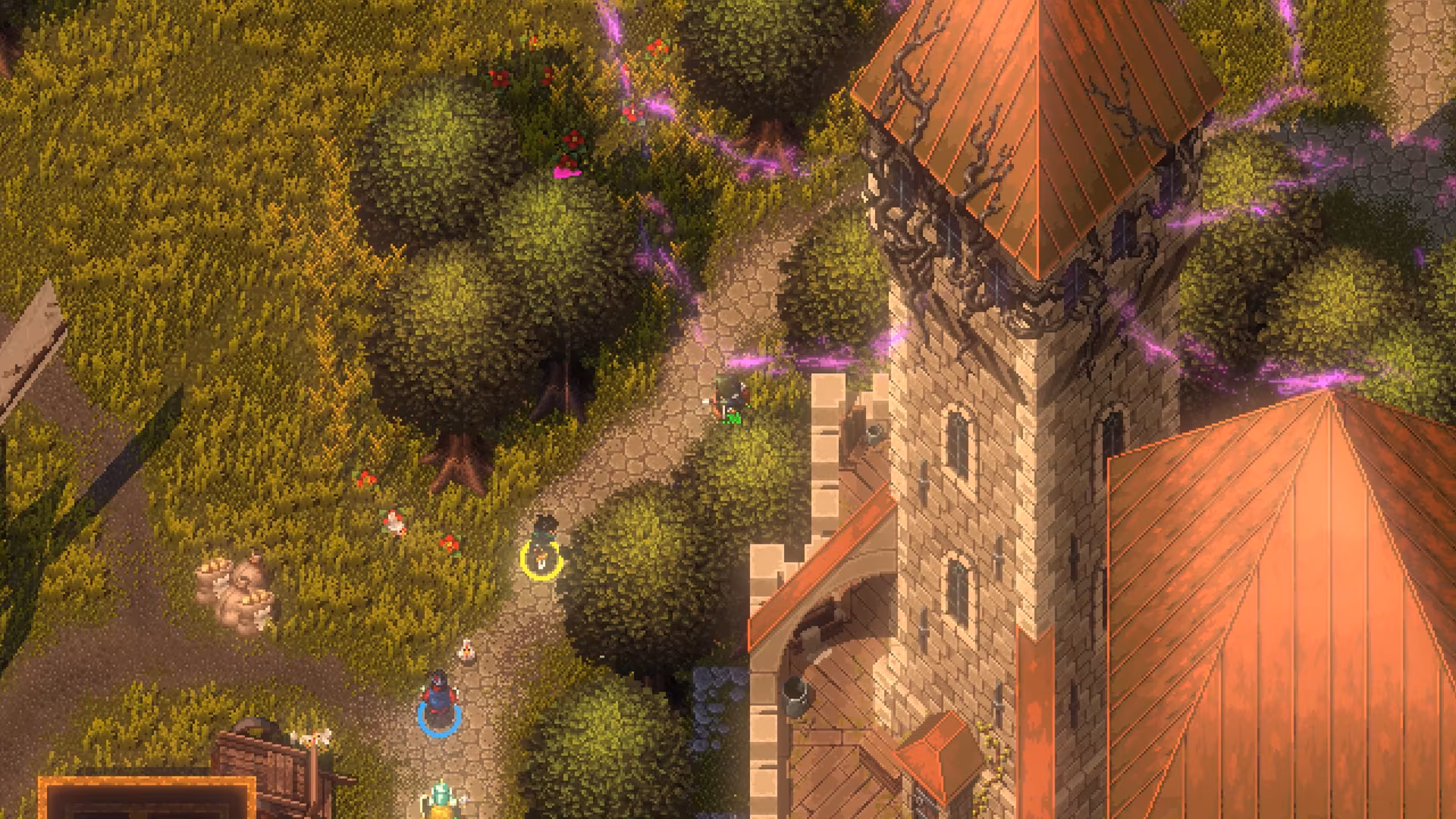 Visão isométrica do jogo Hammerwatch II, mostrando um caminho sinuoso de terra com personagens jogáveis circulados em azul e amarelo, serpenteando através de vegetação rasteira e árvores em direção a uma estrutura de pedra alta, com telhado de telhas laranjas, adornada com detalhes em tons escuros, e raios de energia roxa na área.